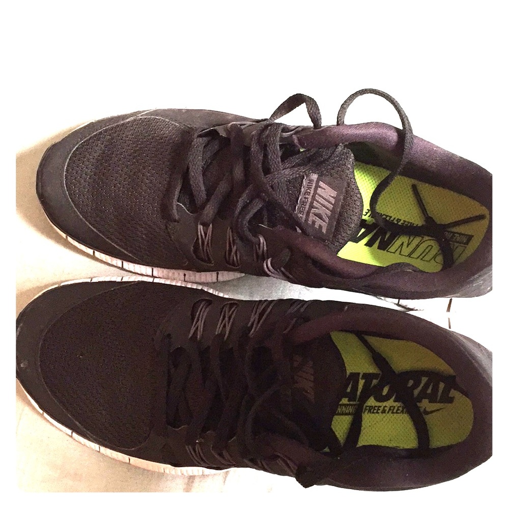 NIKE 𝐅𝐫𝐞𝐞 5.0 Women’s Black Sneakers Size 11